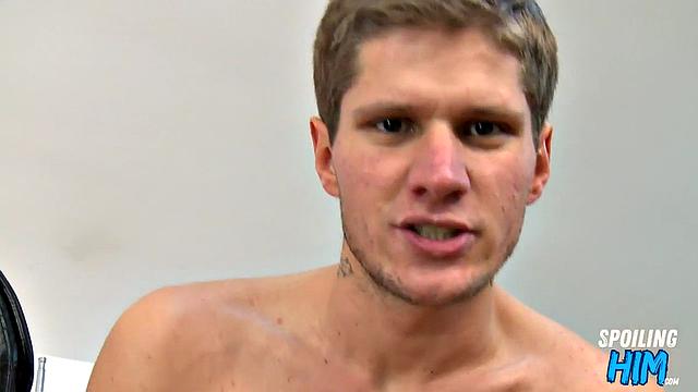 Гей кастинг в офисе: зрелый парень принимает в зад по полной программе.