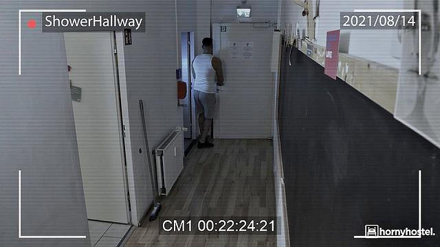 Горничная с большой грудью проверяет номера и не может удержаться от члена постояльца - хохотушки от Chloe Lamour и Mr. Big Fat Dick в хостеле утром.