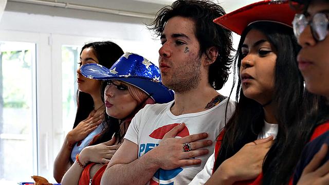 хлои устраивает групповуху в казарме с сослуживцами