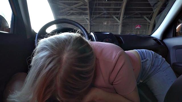 Public babe deepthroats in car for free ride
