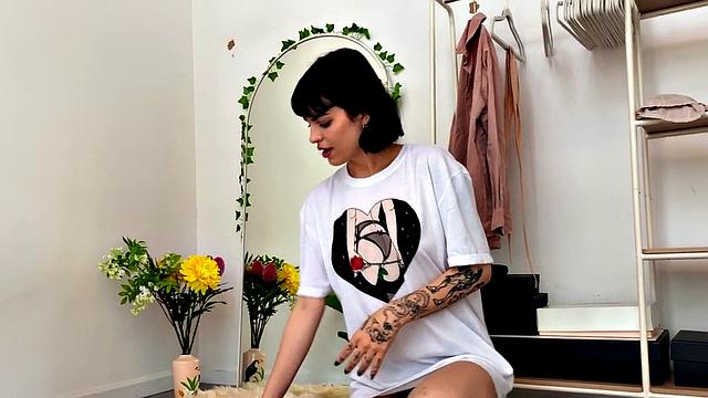 Amateur First Time Babe Pussyfingering and Toying in Room