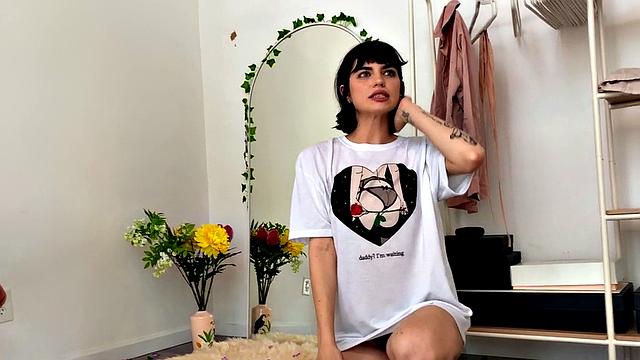 Amateur First Time Babe Pussyfingering and Toying in Room