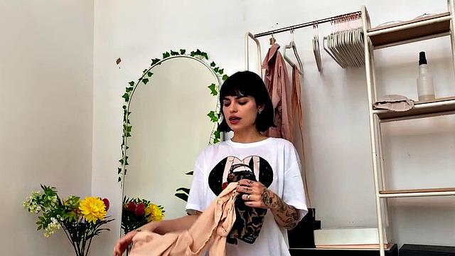 Amateur First Time Babe Pussyfingering and Toying in Room