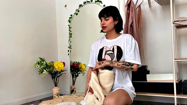 Amateur First Time Babe Pussyfingering and Toying in Room