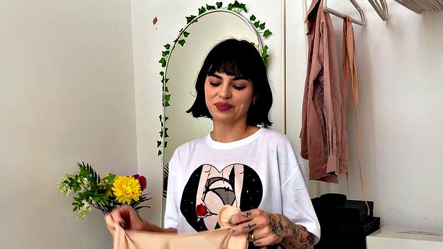 Amateur First Time Babe Pussyfingering and Toying in Room