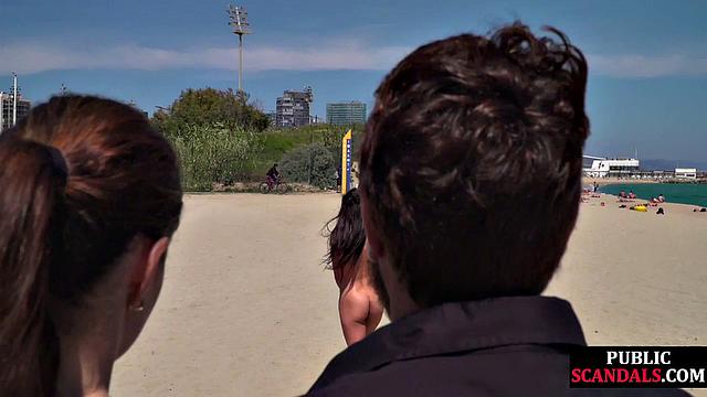 Латино красавица с большой жопой раздевается и гуляет по пляжу и городу голая, возбуждая прохожих взглядом и телом.