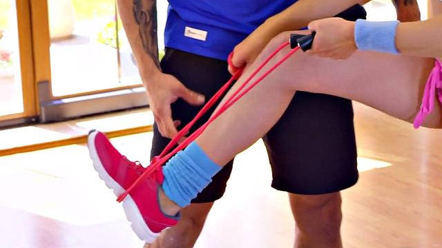 Big gym babe cockriding trainer in sensual couple