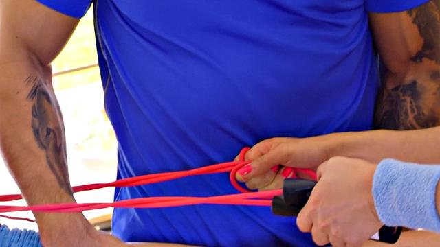 Big gym babe cockriding trainer in sensual couple