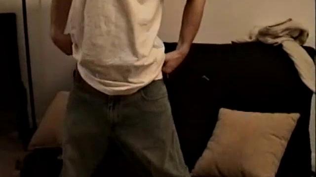 Гей-гетеро Полли мастерит себе удовольствие с иронией судьбы в руке.