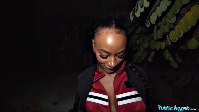 Француженка Малиа Ленуар сосет хуй и жарко скачет на члене туриста ночью в парке