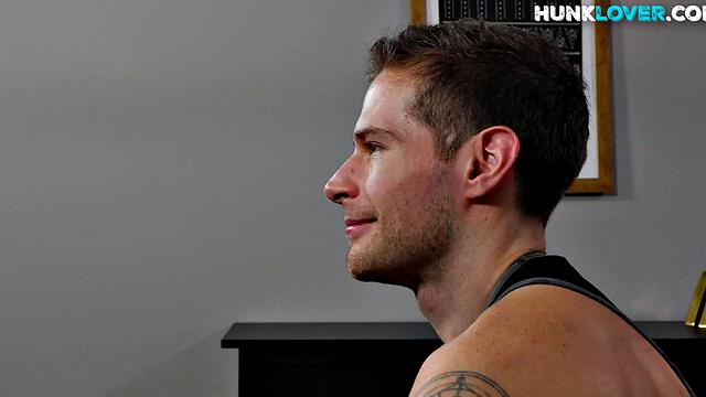 мускулистый топ с тату лижет жопу и трахается без гондона после кастинга