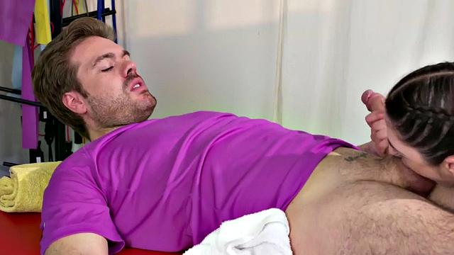 Фитнес-крошка страстно скачет на члене после глубокого минета в зале