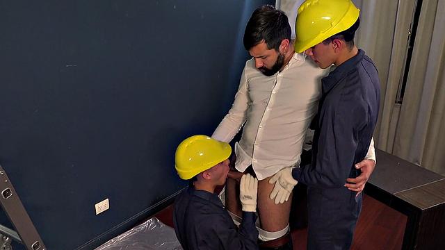 латинские красавчики в форме отдаются начальнику в горячем анале