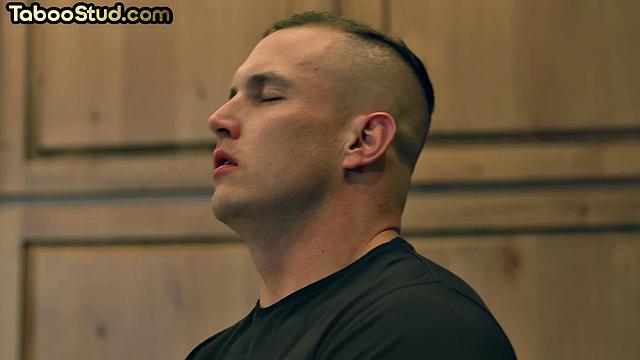 Качок с мощной жопой получает страстный анальный секс от своего парня на свежем воздухе.