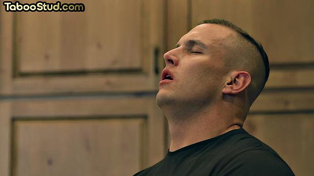 Качок с мощной жопой получает страстный анальный секс от своего парня на свежем воздухе.