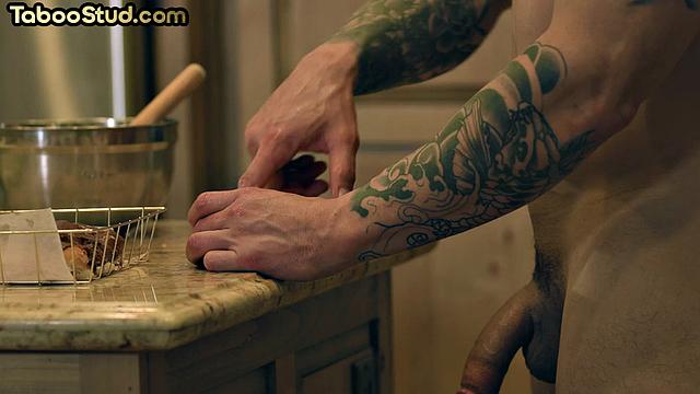 Качок с мощной жопой получает страстный анальный секс от своего парня на свежем воздухе.