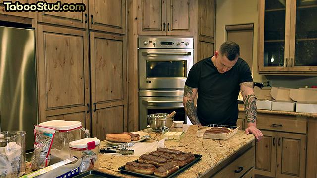 Качок с мощной жопой получает страстный анальный секс от своего парня на свежем воздухе.