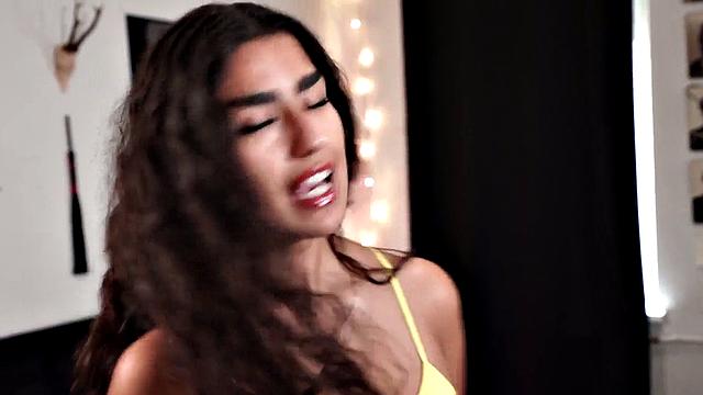 Big ass blowjob babe sucking POV boyfriend in erotic couple