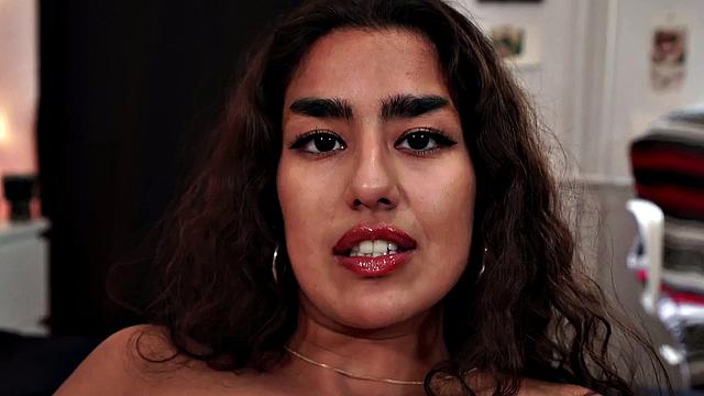 Big ass blowjob babe sucking POV boyfriend in erotic couple