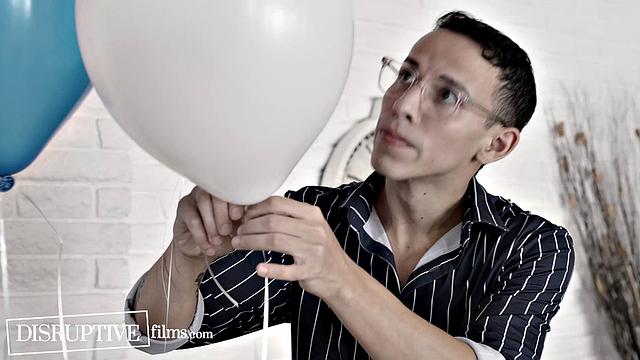 мускулистый кандидат трахается с красавцем без резинки