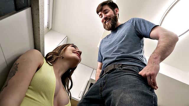 маленькая, но жадная: он сжирает её киску на кухне и трахает до исхода