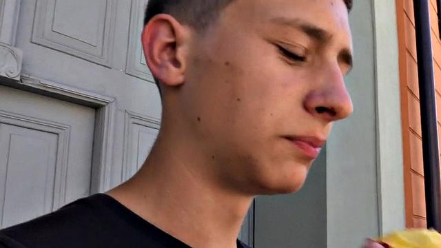 европеец жадно берет в горло, потом скачет на члене на улице