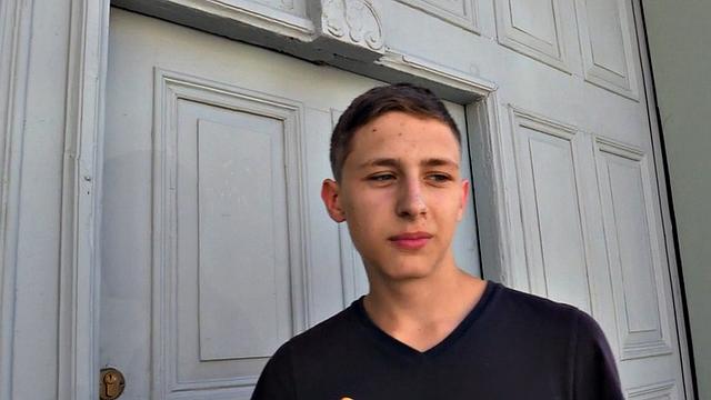 европеец жадно берет в горло, потом скачет на члене на улице