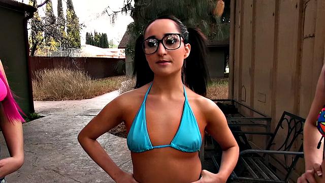 Брюнетки в очках устраивают дикий догги в компании - интеллект все равно не падает