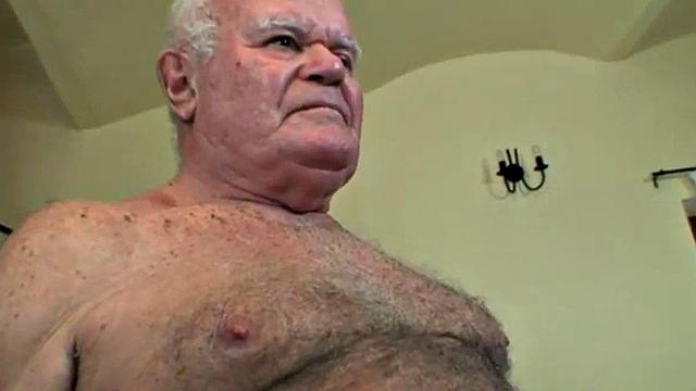 брюнетка трахается со стариком в жёсткой сцене