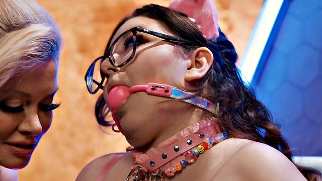 serene siren превращает leana lovings в страстную трансу с собственным членом