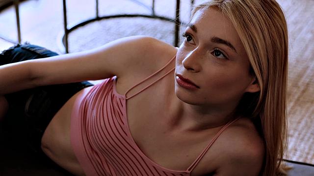 блондинка устраивается на диване и ловит сперму на лицо