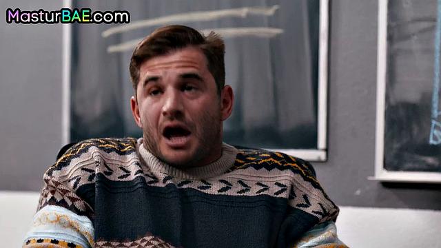 Две татуированные красотки трахаются втроём с парнем на кровати.