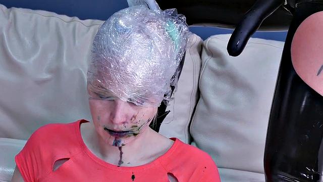 жёсткая лесби в латексе чпокает подругу в попку до искусства