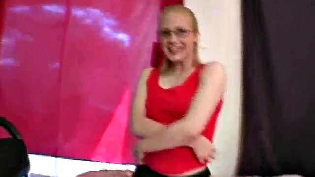 джессика в очках дрочит болт и философствует о жизни
