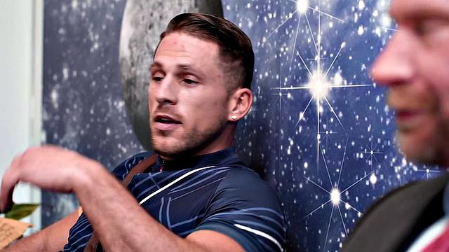 Cumming barebacked jock in public waiting room