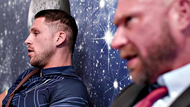 Cumming barebacked jock in public waiting room