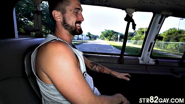 Горячий гей трахает зрелого парня в фургоне, страсть на публике.