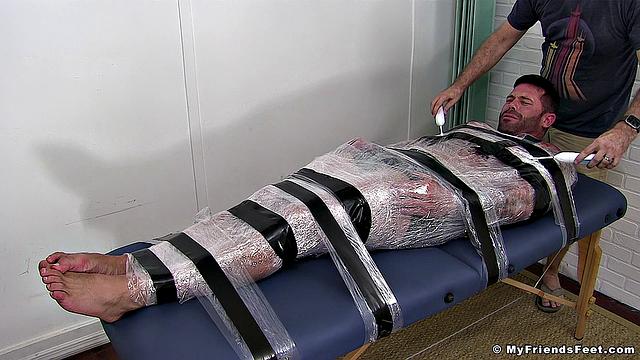 Джои связан и щекочет его чувственно другой парень