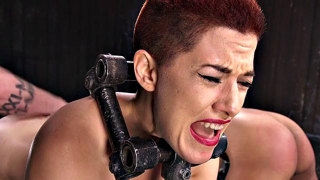 рыжая подчинённая ловит плётку и лижет подруге-такая мотивация у тренера