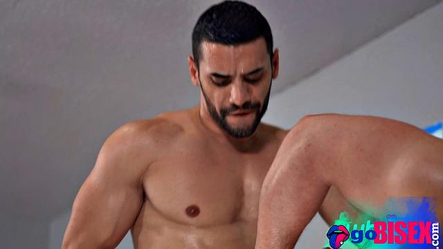 Два биса жадно облизывают зрелую латинку после анального марафона.