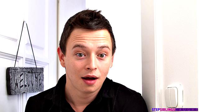 две подружки ловят любопытного братца и устраивают ему свой хэллоуин