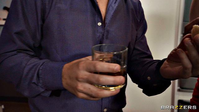 Сочная рыжая устраивает жёсткий тройничок на вечеринке