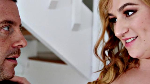 два друга разрывают ее на части, она не может насытиться