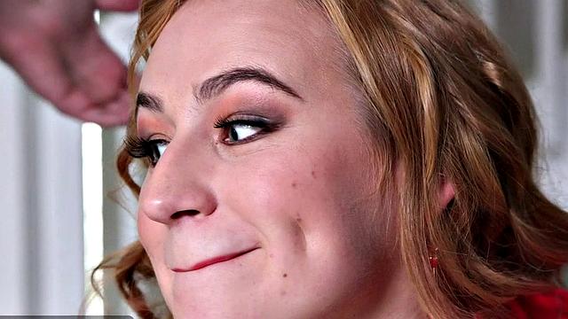 два друга разрывают ее на части, она не может насытиться