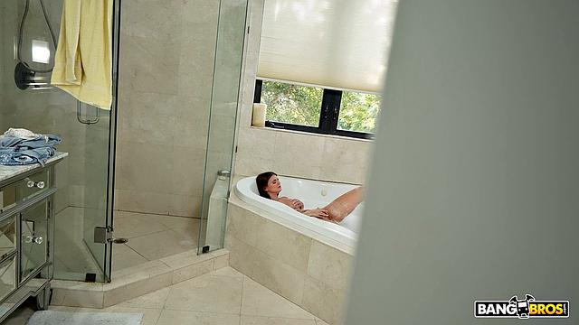 Скай Вондерленд дрочит и трахается с Каем Джаксоном в ванной