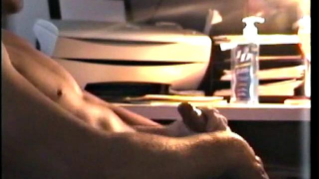 Зрелый гей дрочит Зака - вот так развлекаются настоящие мужики с руками на месте.