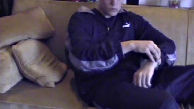 ланс крутит жопой и угощает язык свежей порцией спермы