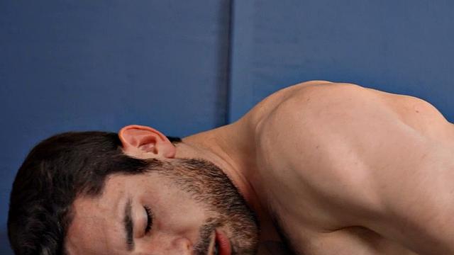 стройный спортсмен дрочит гладко выбритый член и кончает обильно