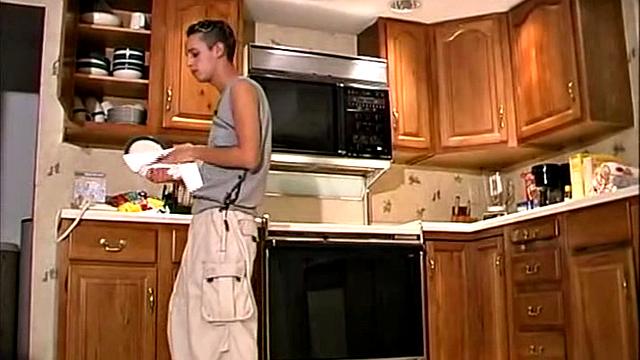 Еван Лукас перешёл с тряпки на член - вот такой домашний порядок!