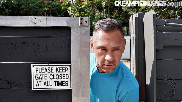 Gorgeous bigass handling two cocks